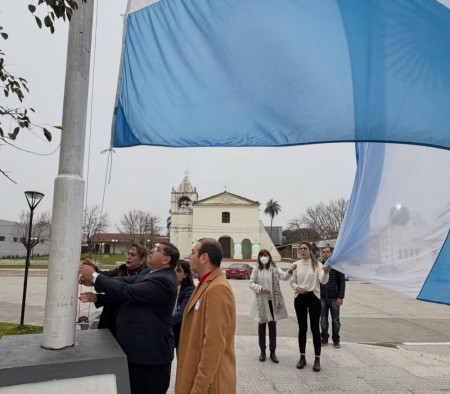 ESTA MAÑANA: Se izó el Pabellón Nacional en Plaza Libertad